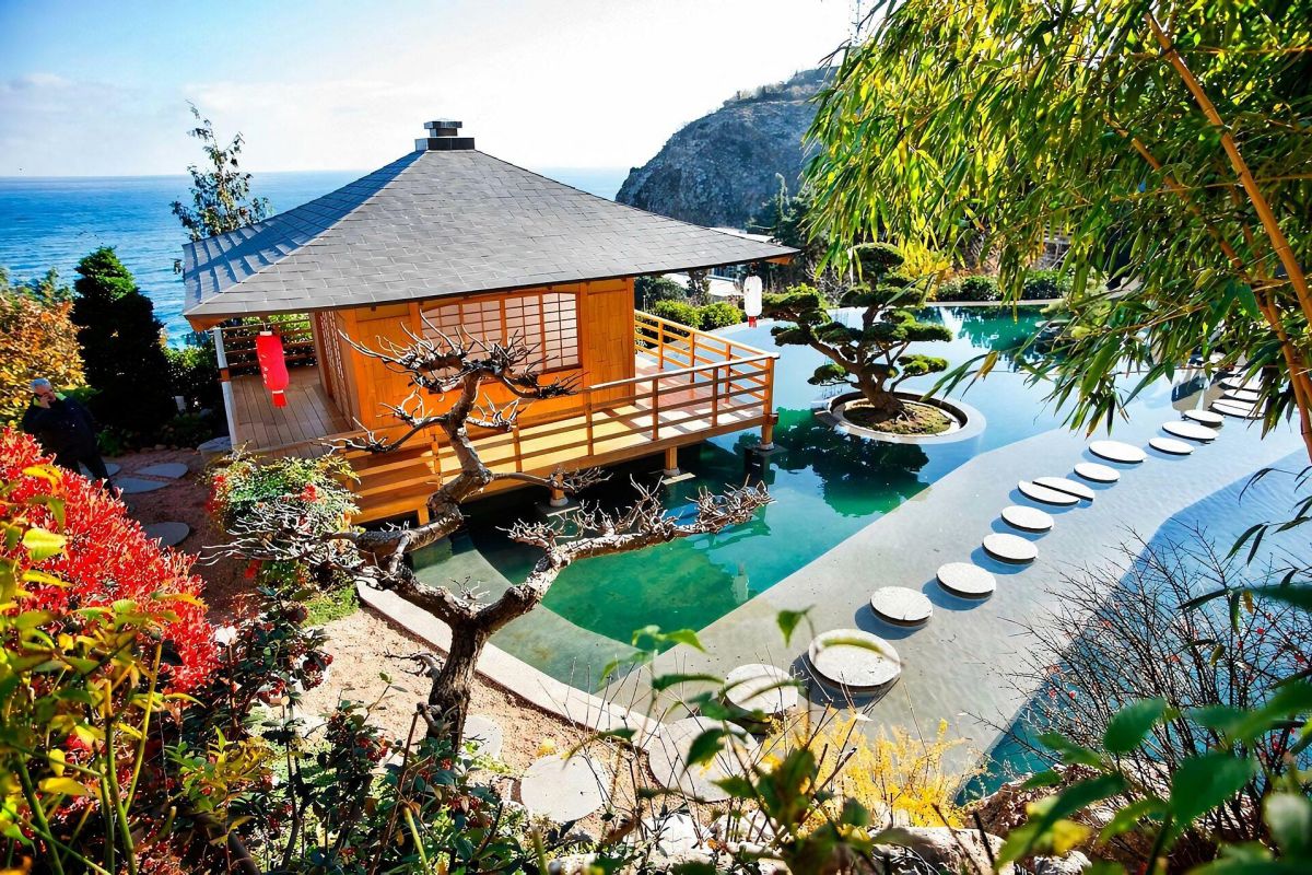 Крым: парад тюльпанов и цветение сакуры: Ялта, Утёс, Форос, Бахчисарай