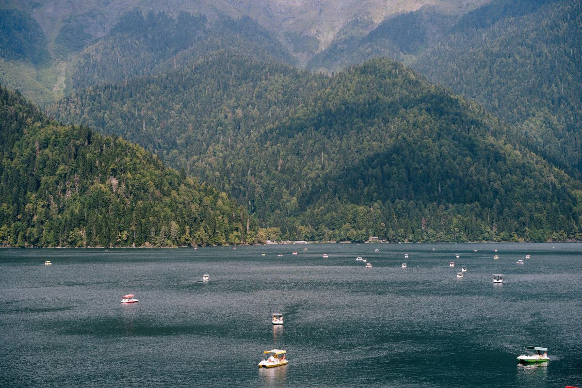 «Абхазия на Первомай: Погружение в природу и традиции»