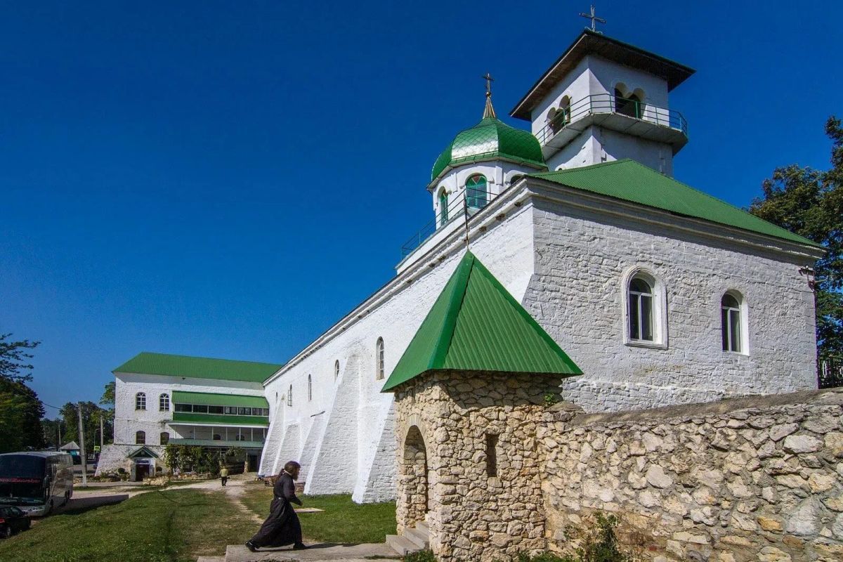 Свято-Михайловский монастырь и термальный спа-комплекс «Благодать»