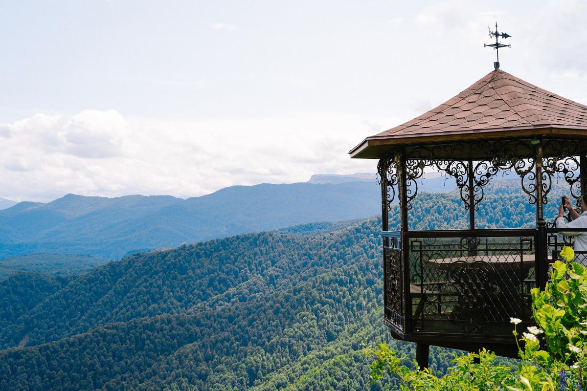 По смотровым местам Лаго-Наки и термальный источник: Крепость Меот, Азишская пещера