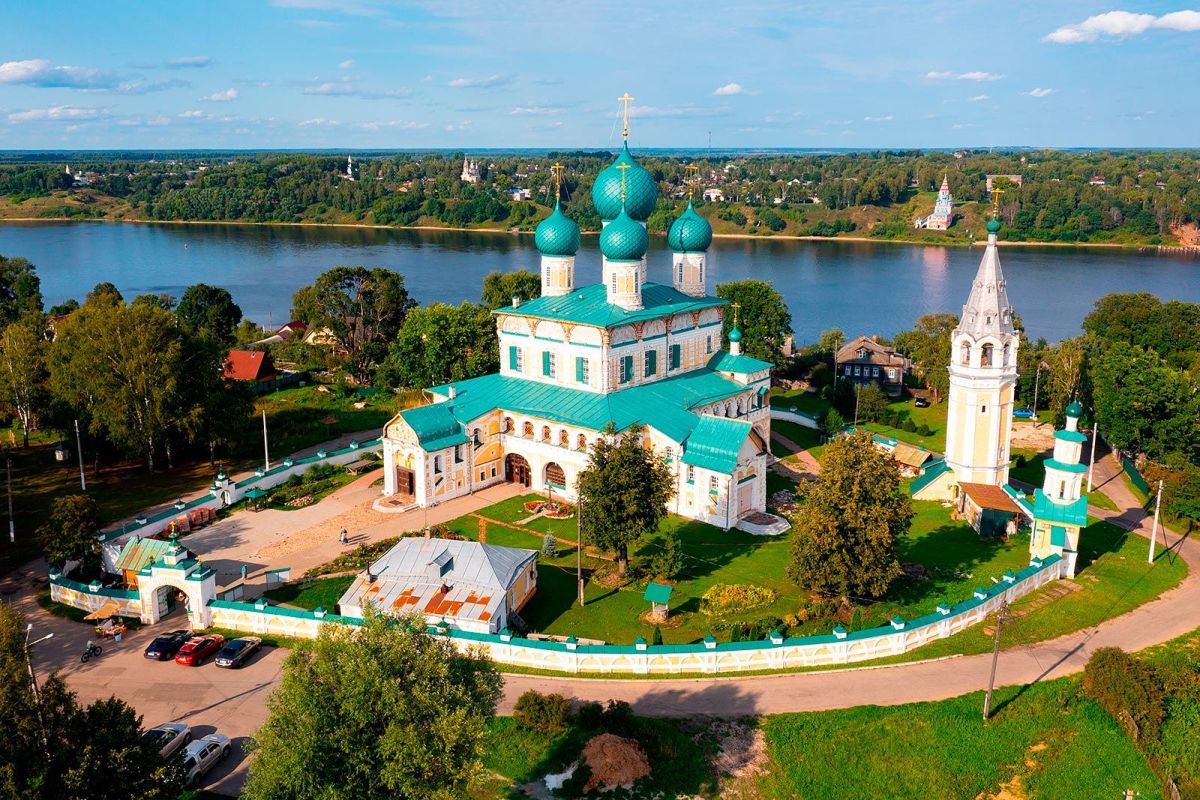 Тур по России: 8 Марта с поручиком Ржевским