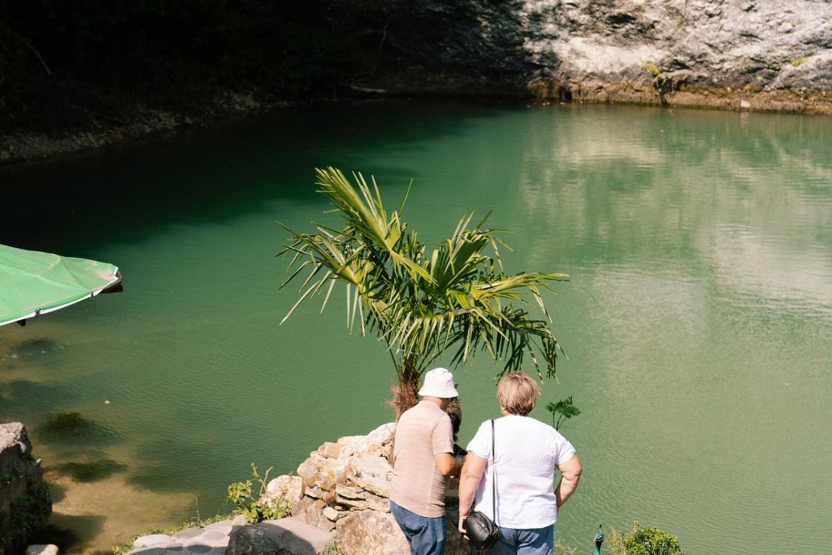 «Абхазия на Первомай: Погружение в природу и традиции»