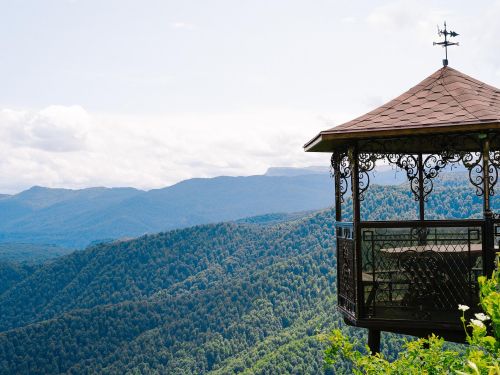 По смотровым местам Лаго-Наки и термальный источник: Крепость Меот, Азишская пещера