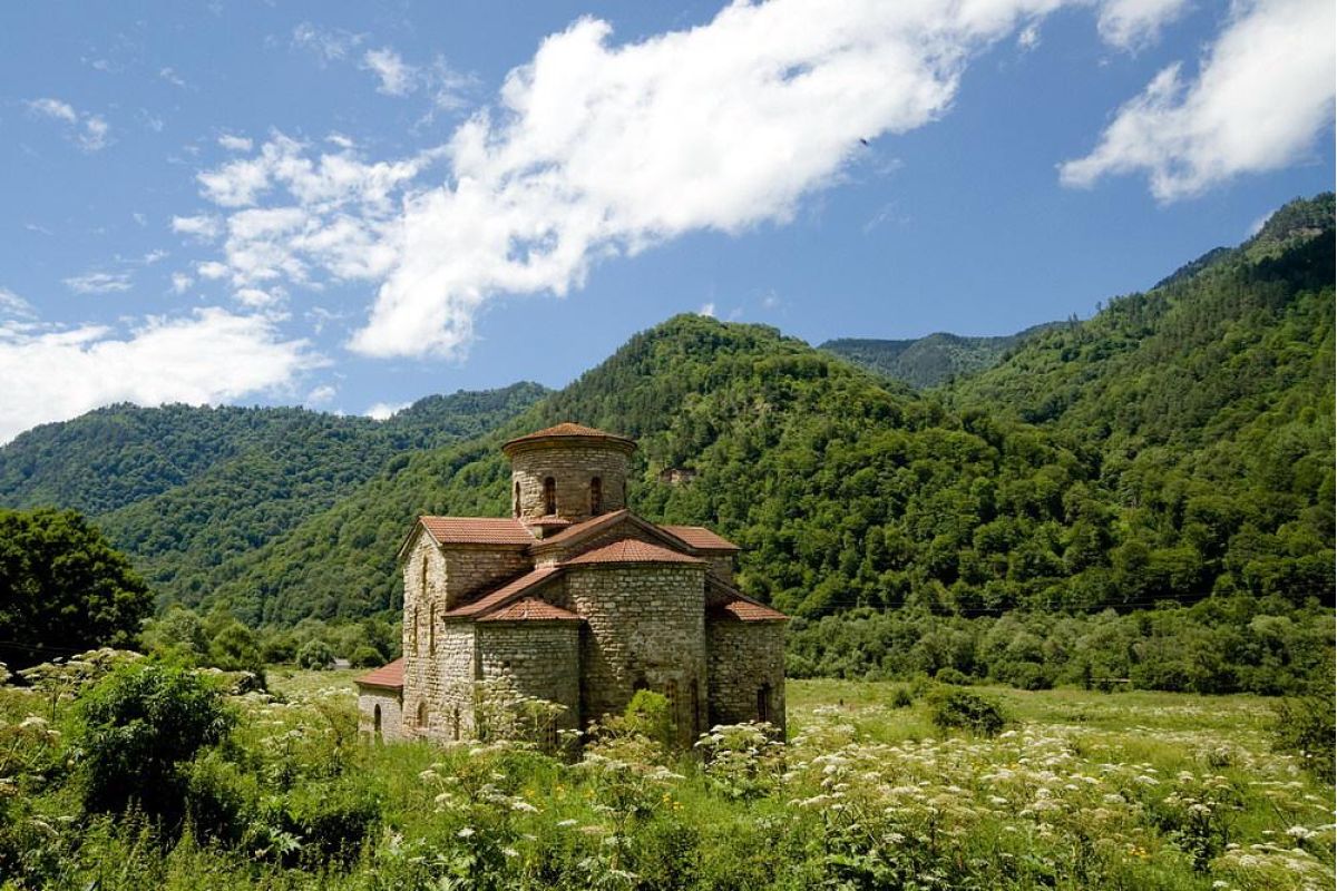 «Абхазия на Первомай: Погружение в природу и традиции»