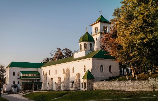 Свято-Михайловский монастырь и термальный спа-комплекс «Благодать»