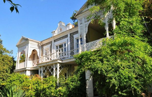 Водопады и дольмены реки Жане, «Голубая Бездна» и дача Короленко