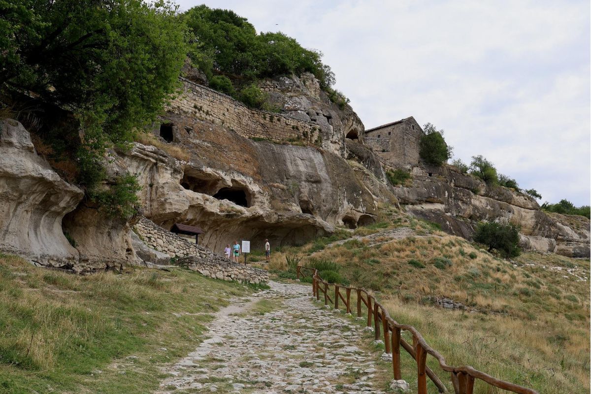 Бахчисарай: Маковые поля и легенды пещерных городов