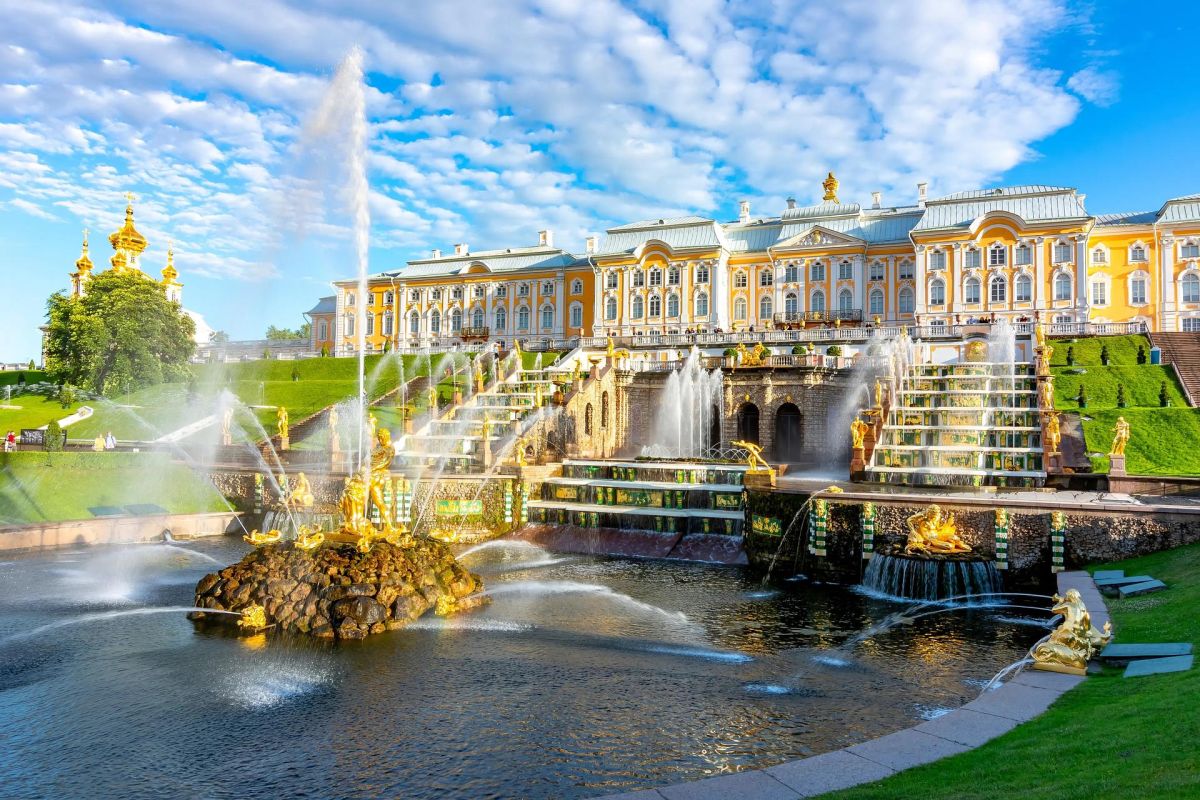 Праздник закрытия фонтанов в Санкт-Петербурге (Ж/Д тур)