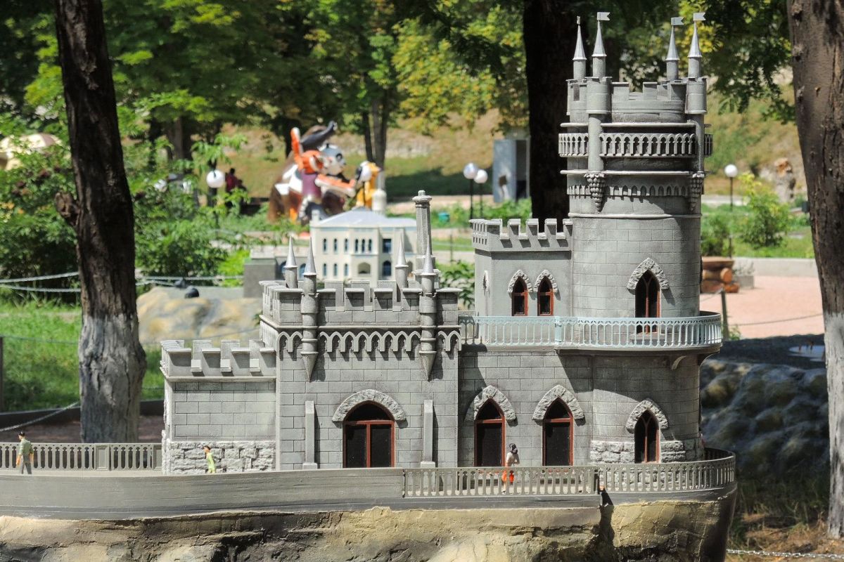 Бахчисарай: Маковые поля и легенды пещерных городов