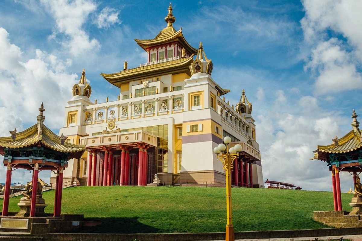 Калмыкия: буддийские храмы + цветение тюльпанов