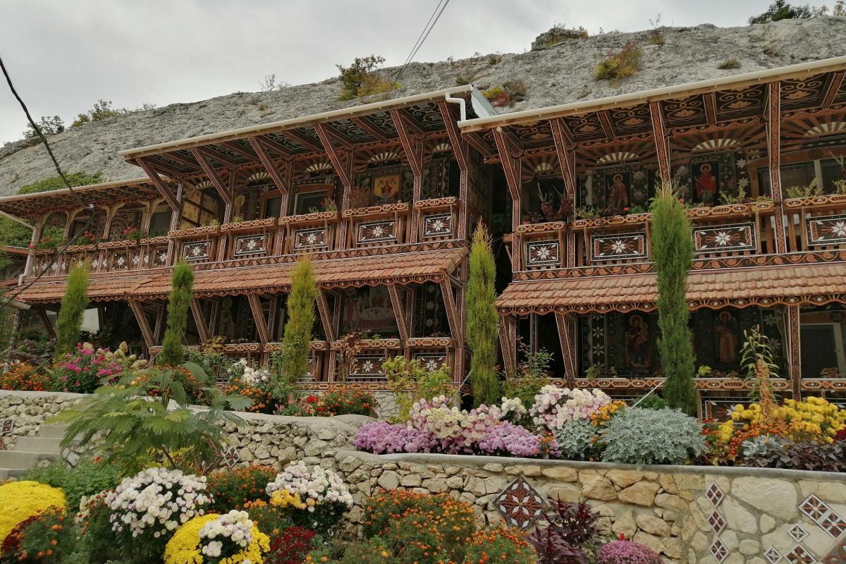 Бахчисарай: Маковые поля и легенды пещерных городов