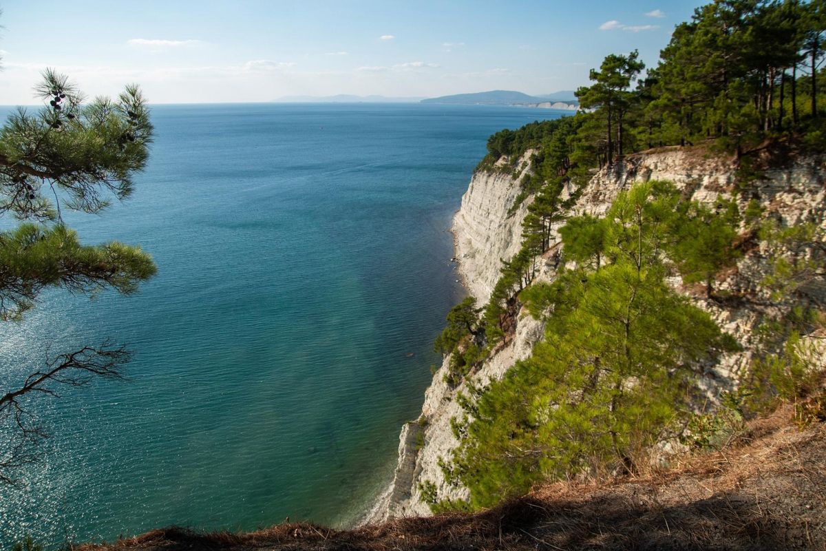 Водопады и дольмены реки Жане, «Голубая Бездна» и дача Короленко