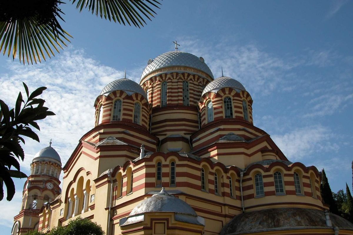 «Абхазия на Первомай: Погружение в природу и традиции»