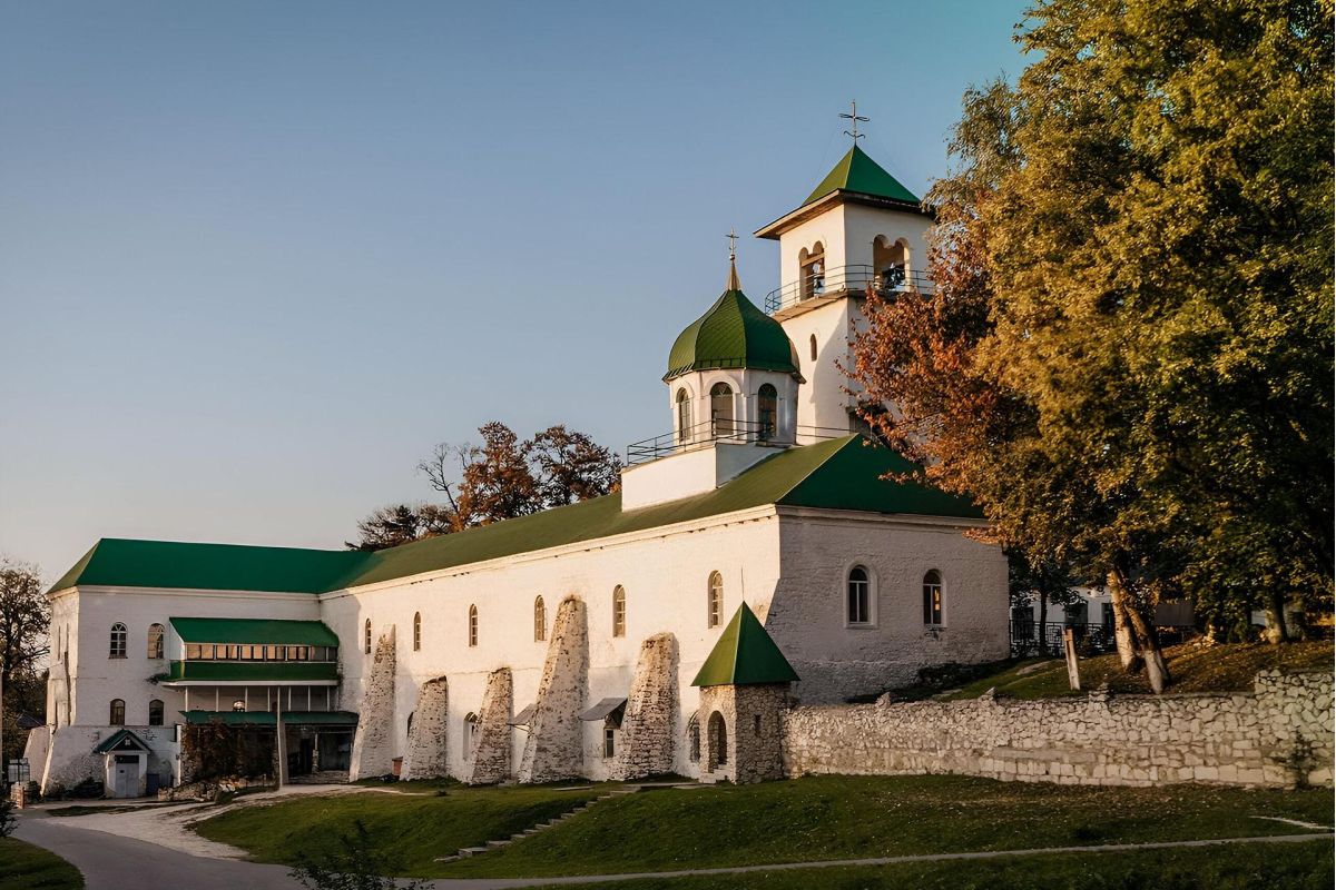 Свято-Михайловский монастырь и термальный спа-комплекс «Благодать»