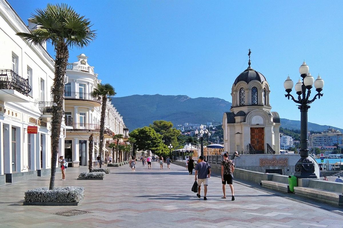 Крым: парад тюльпанов и цветение сакуры: Ялта, Утёс, Форос, Бахчисарай