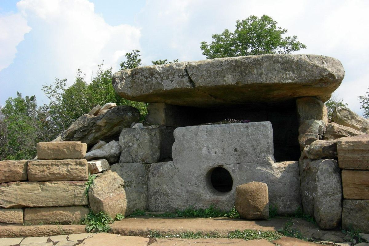 Водопады и дольмены реки Жане, «Голубая Бездна» и дача Короленко