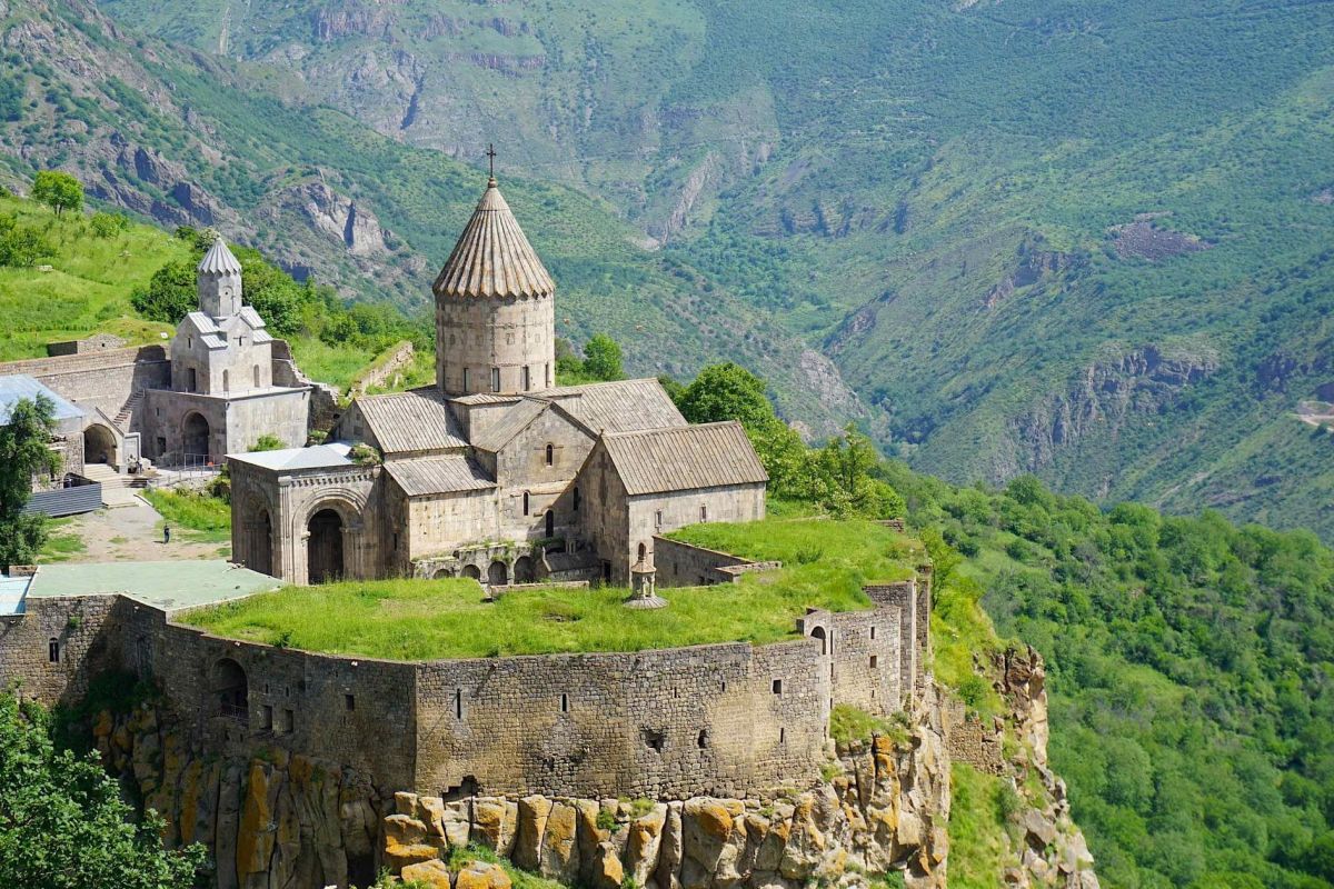 Авиа-тур: «Майский Ереван»