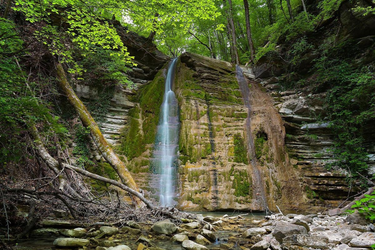 Водопады и дольмены реки Жане, «Голубая Бездна» и дача Короленко