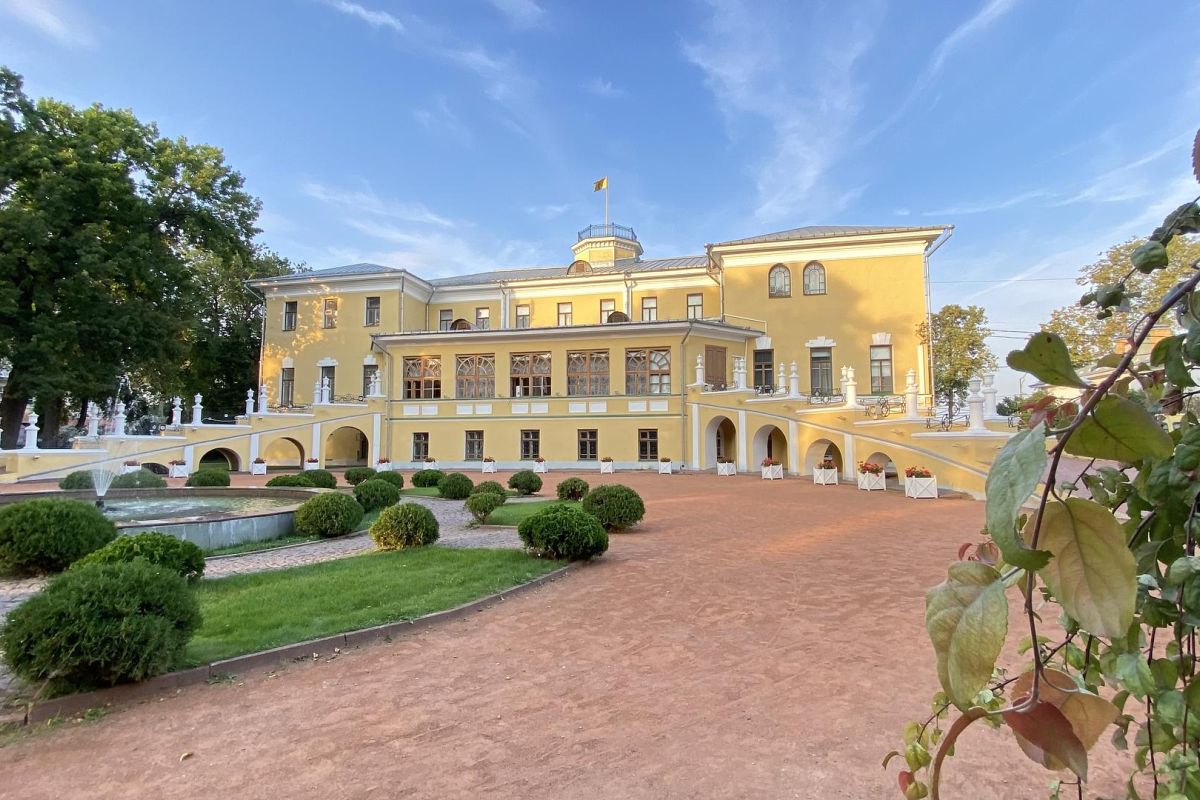 Тур по России: 8 Марта с поручиком Ржевским