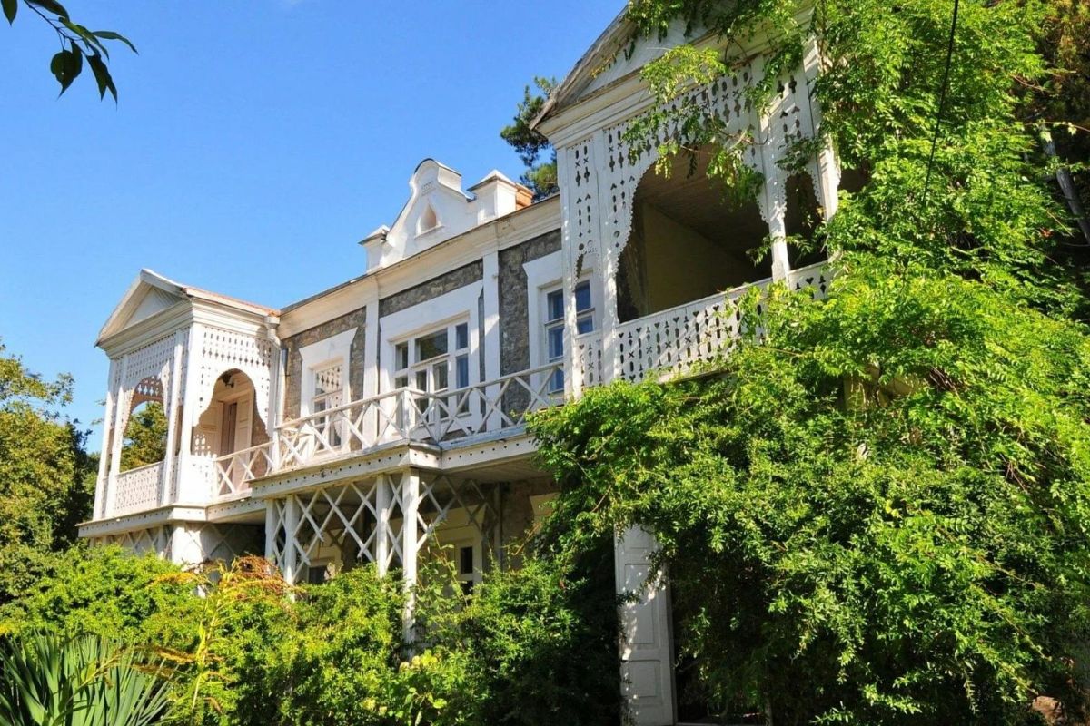 Водопады и дольмены реки Жане, «Голубая Бездна» и дача Короленко