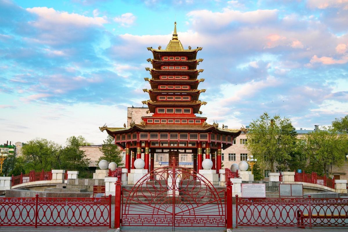 Калмыкия: буддийские храмы + цветение тюльпанов