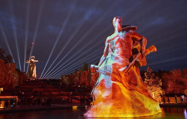 День победы в Волгограде: парад, Мамаев курган, Планетарий, прогулка по Волге, Старая Сарепта