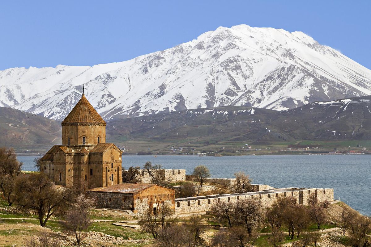 Авиа-тур: «Майский Ереван»