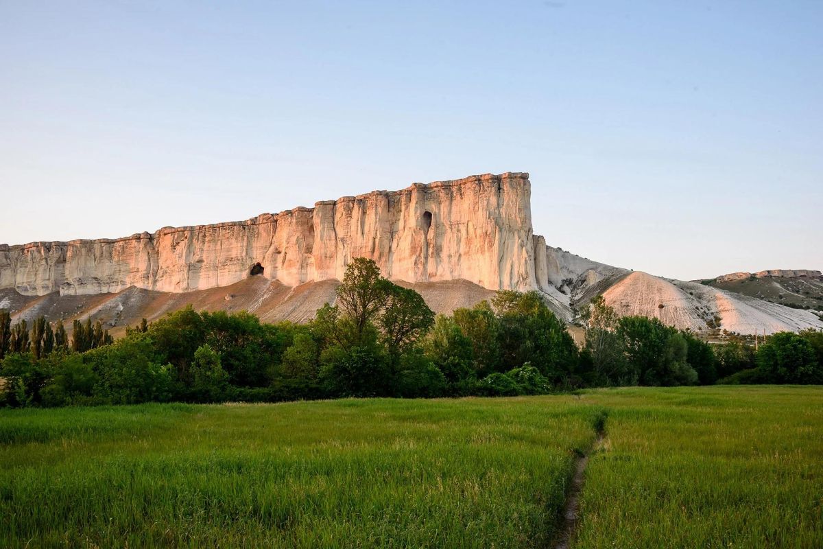 Лавандовые поля в Крыму: Бахчисарай, пещерный город Качи-Кальон, скала Белая