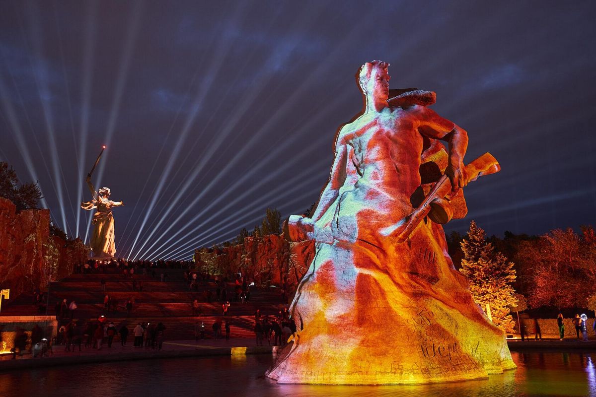 День победы в Волгограде: парад, Мамаев курган, Планетарий, прогулка по Волге, Старая Сарепта