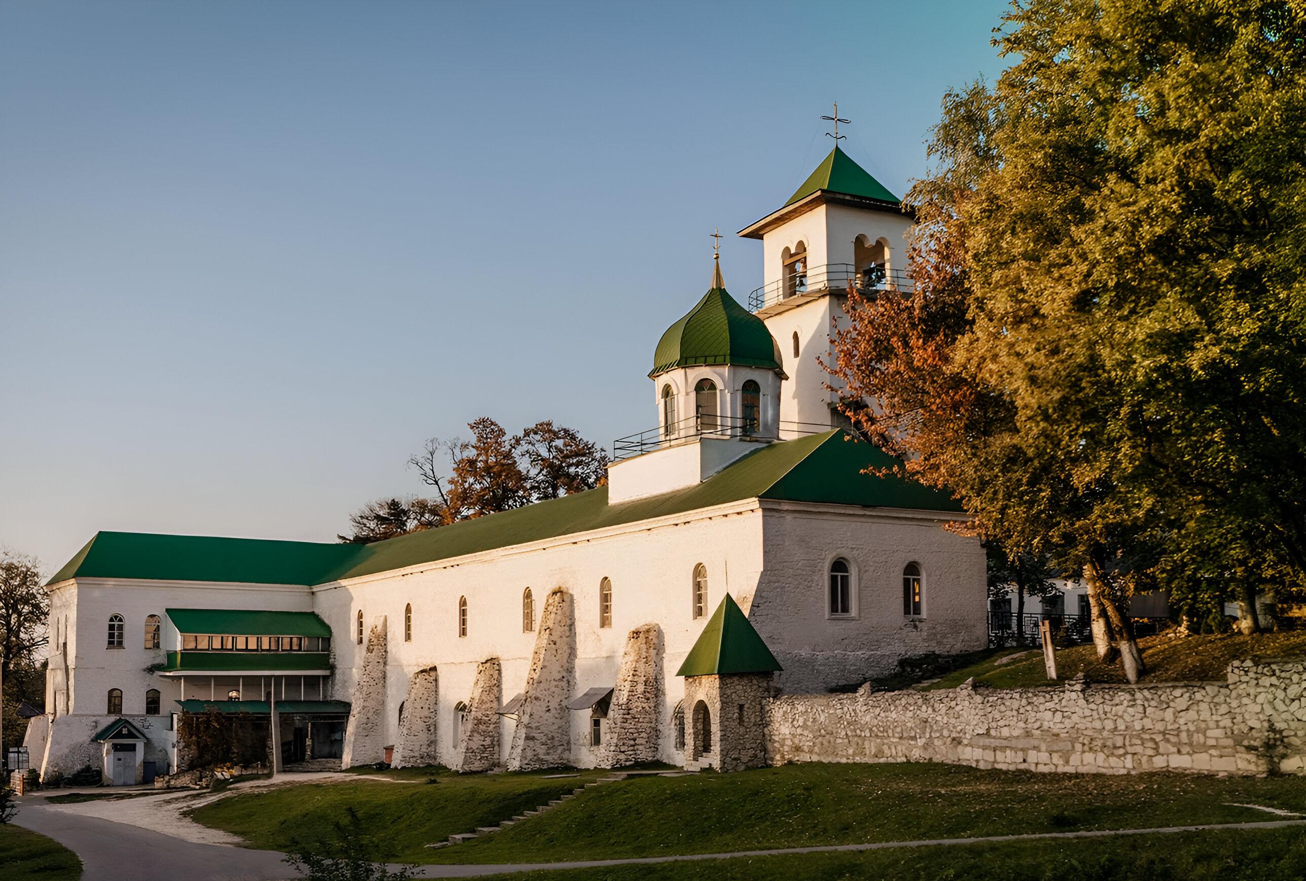 Свято-Михайловский монастырь и термальный спа-комплекс «Благодать»