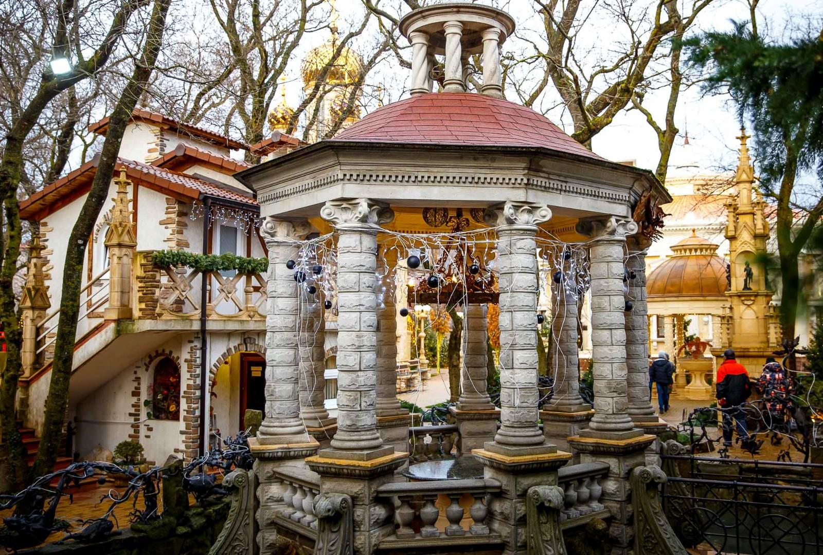 Новогодний Старый парк в Кабардинке, Шато-Пино, Вечерний Абрау